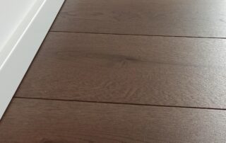 battiscopa bianco con pavimento legno scuro