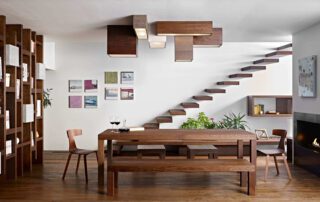 ambiente salotto con arredo legno tavolo e scalini sospesi